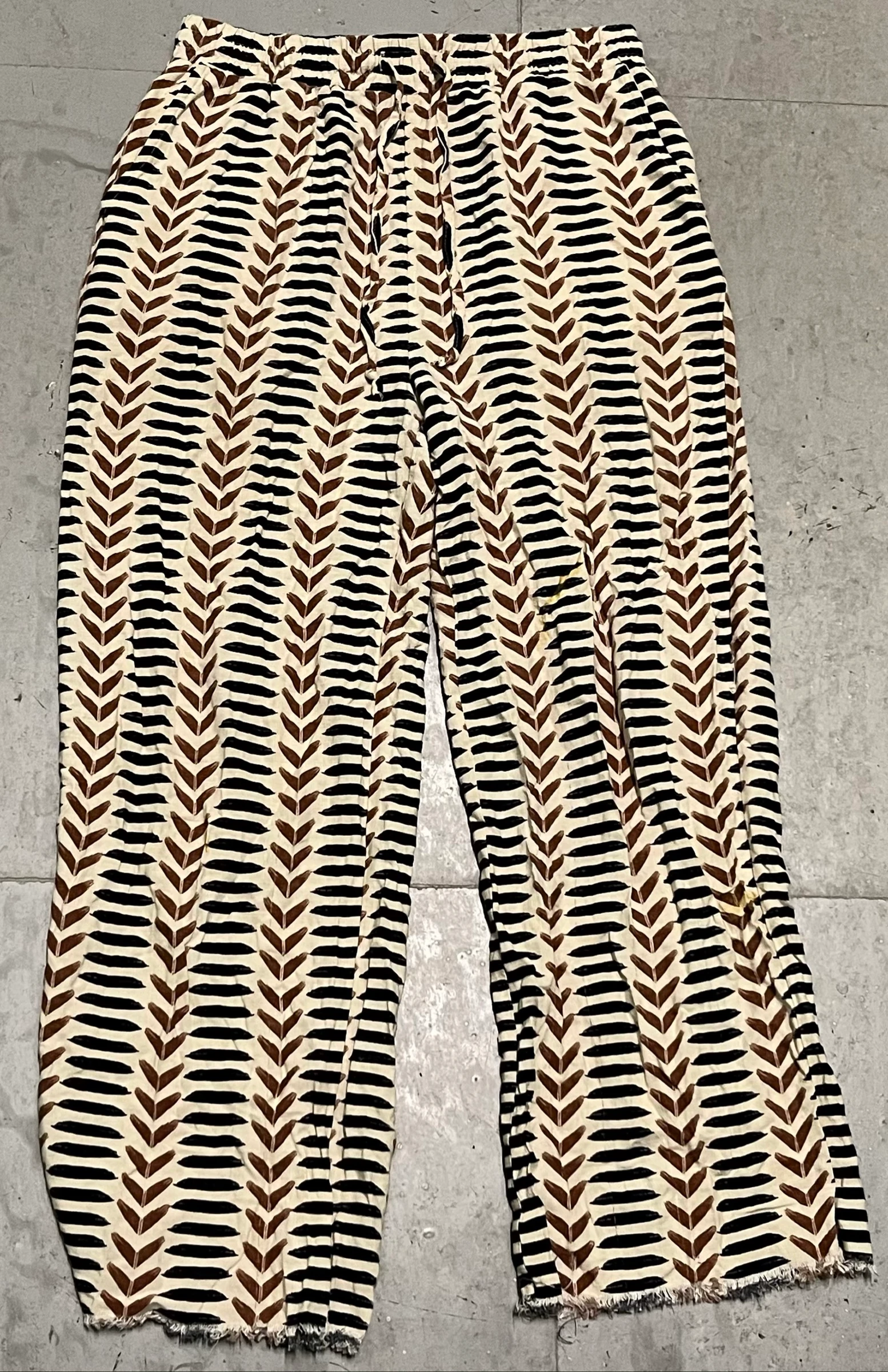 Pantalones espiga marrón rayas negras 